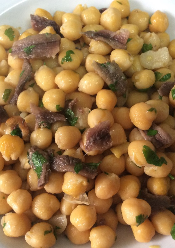 Una foto de Garbanzos fritos con anchoas