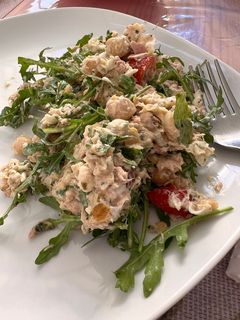 Una foto de Mi ensalada de garbanzos, burrata y pesto