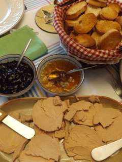 Una foto de Foie gras de canard con confituras y tostada