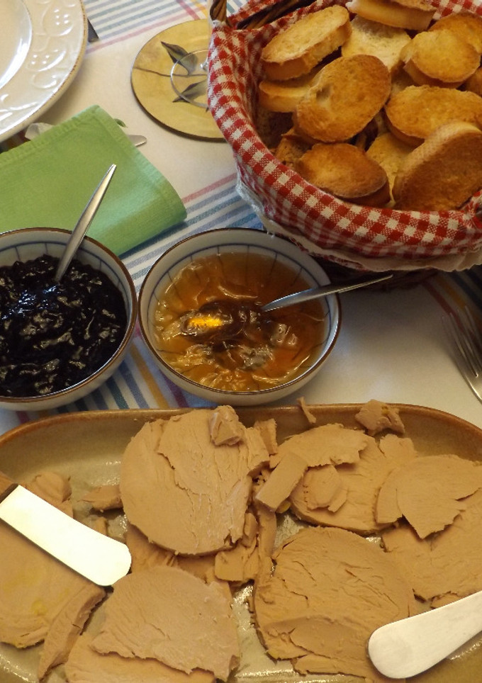 Una foto de Foie gras de canard con confituras y tostada