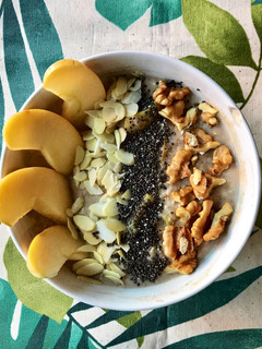 Una foto de Porridge de avena con manzana y canela