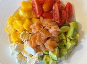 Una foto di salmone insalata