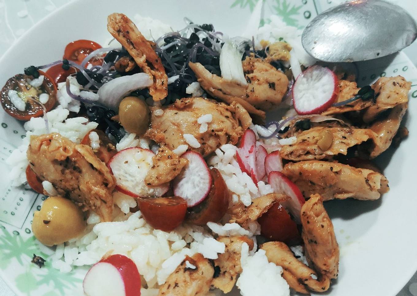 Ensalada de arroz con pollo (heura) vegana
