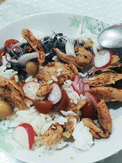 Una foto de Ensalada de arroz con pollo (heura) vegana