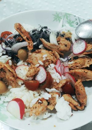 Una foto de Ensalada de arroz con pollo (heura) vegana
