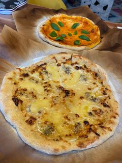 Una foto de Pizza napolitana bianca queso azul