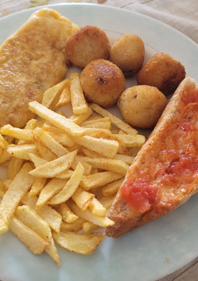 Una foto de Plato combinado para Semana Santa muy apetitoso