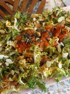 Una foto de Ensalada de escarola y almendras laminadas