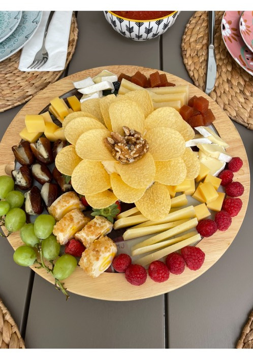 Una foto de Tabla de quesos 🧀 y frutos rojos