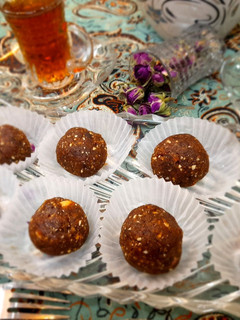عکسی از دستور توپک خرما و بادام زمینی (بمب انرژی)
