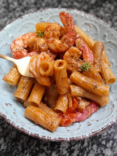 Una foto de Macarrones picantes con gambas y cherrys