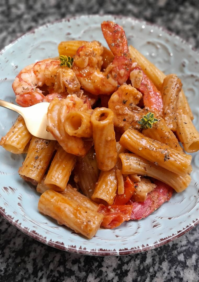 Una foto de Macarrones picantes con gambas y cherrys