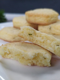 Una foto de Galletitas de limón y romero