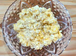Una foto de 🍳Lazy scrambled eggs with cheese by ครัวนุ้งแคท 🍳Huevos revueltos con queso a la vaga 😅