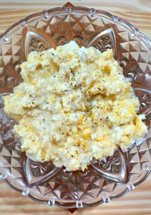 Una foto de 🍳Lazy scrambled eggs with cheese by ครัวนุ้งแคท 🍳Huevos revueltos con queso a la vaga 😅