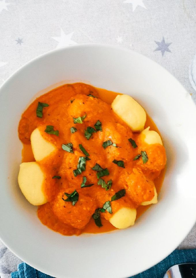Una foto de Ñoquis con salsa de cherrys al horno