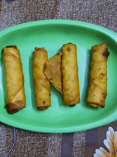 A picture of Spring rolls.