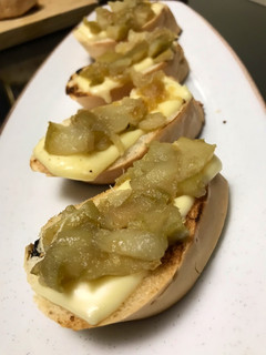 Una foto de Montadito de manzana verde y queso 🍏🧀