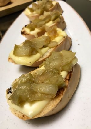 Una foto de Montadito de manzana verde y queso 🍏🧀