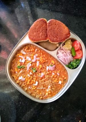 A picture of Misal pav.