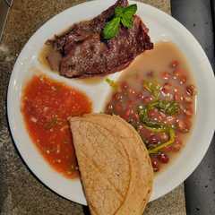 Foto principal de Cecina con Frijoles de la Olla y Salsa de Tomate