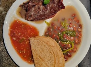 Una foto de Cecina con Frijoles de la Olla y Salsa de Tomate