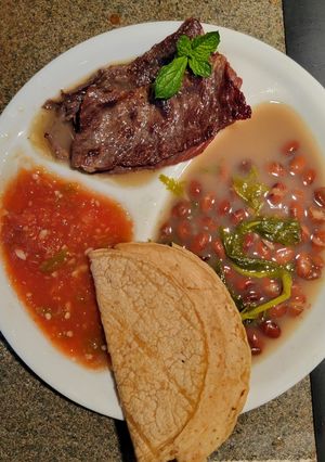 Una foto de Cecina con Frijoles de la Olla y Salsa de Tomate