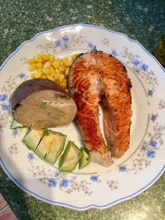 Una foto de Salmón con batata, maíz y aguacate