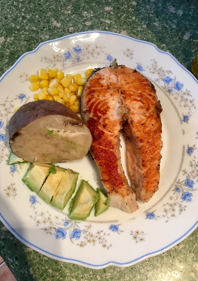 Una foto de Salmón con batata, maíz y aguacate