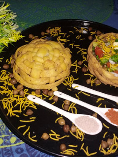 टोकरीनुमा कटोरी चटपटी चाट (tokrinuma katori chatpati chaat recipe in Hindi) रेसिपी मुख्य फोटो