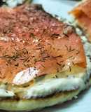 Pancakes con mousse de queso fresco con aceitunas, y salmón