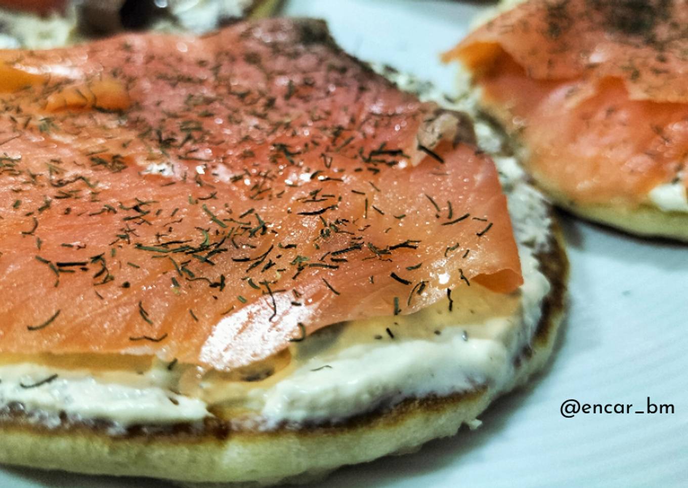 Pancakes con mousse de queso fresco con aceitunas, y salmón