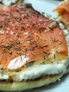 Una foto de Pancakes con mousse de queso fresco con aceitunas, y salmón