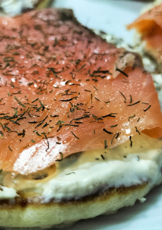 Una foto de Pancakes con mousse de queso fresco con aceitunas, y salmón