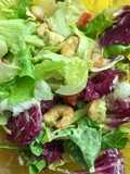 Salada de folhas com camarão e ervilhas