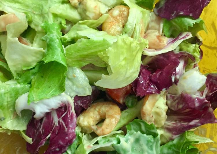 Salada de folhas com camarão e ervilhas - Tudogosreceitas
