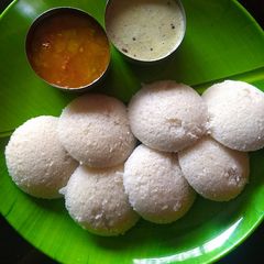 A picture of Idli sambar and coconut chutney.