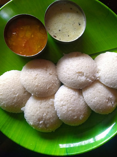 A picture of Idli sambar and coconut chutney.