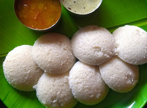 A picture of Idli sambar and coconut chutney.