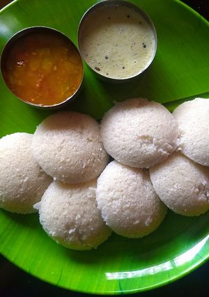 A picture of Idli sambar and coconut chutney.