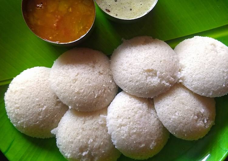 Idli sambar and coconut chutney