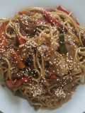 Yakisoba fideos fritos al estilo japonés