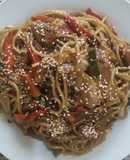 Yakisoba fideos fritos al estilo japonés
