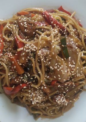 Una foto de Yakisoba fideos fritos al estilo japonés