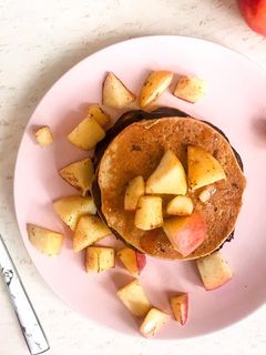Una foto de PANCAKES DE MANZANITA Y CANELA 💫🍏
