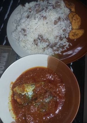 A picture of Titus fish stew with boiled rice and beans.
