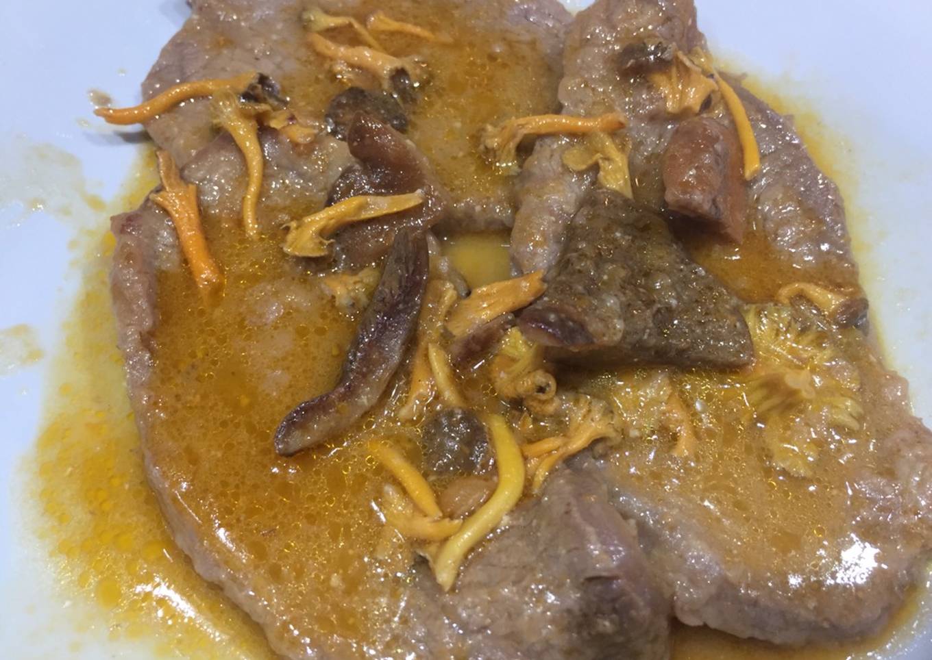 Fricandó de ternera con setas de temporada