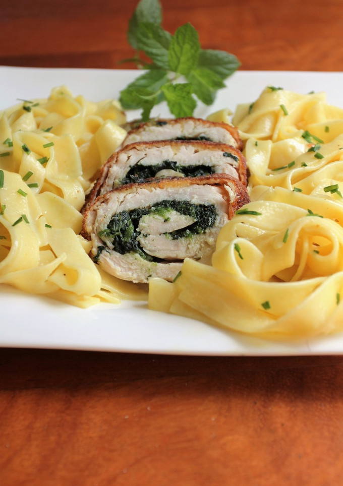 Una foto de Pollo Relleno Con Espinaca y Queso