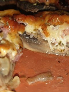 Una foto de 🥓🍄🧀 Champiñones rellenos de bacon y 2 quesos