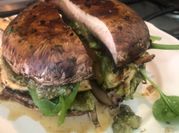 Una foto de sandwich de pollo cheddar